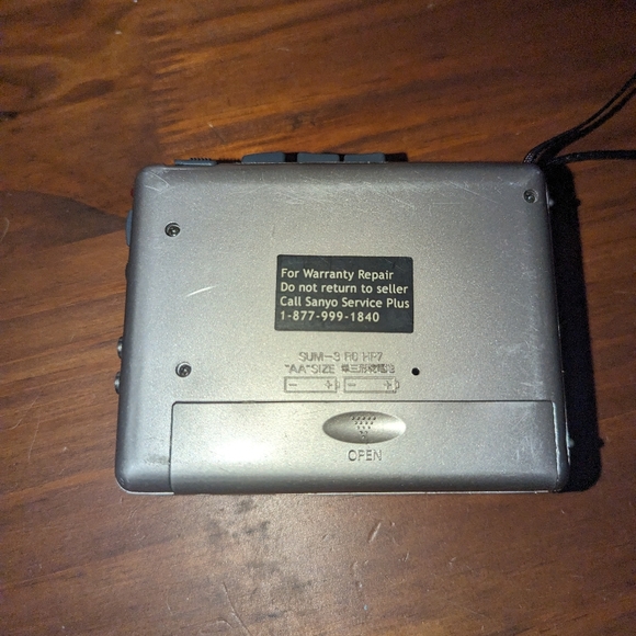 Sanyo M-1110C Compact Cassette Recorder - Picture 3 of 7